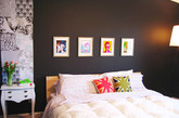想给住宅换一种风格？最直接又方便的方法之一就是从颜色入手，无论是把墙壁漆成鹅黄色，还是添置几个彩色抱枕，或是购置一些彩色装饰画，都可以让家居环境变得五彩缤纷，充满创意和乐趣。（实习编辑何丽晴）