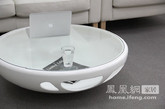 这款卵石桌（Pebble Table)的造型是半椭圆形，看上去十分地光滑，它可以很自然地融入室内的设计，又可以装点户外的休闲空间。结合现代的优雅造型和实用性似乎是这款设计的核心。桌面是通用的，可以喝茶聊天，也可以进行工作。此外，还可以在桌子内部存放杂志或摆上装饰物品。（实习编辑何丽晴）