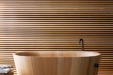 木材是一种很棒的材料。大多数家庭都会以地板来装饰居室，因为木质材料可以让人感觉舒适和温暖。但是如果用木质材料打造一个全新的卫浴间呢？是否可以让整个卫浴间可以看起来更高档点呢？让我们一起来欣赏，看看其他户主是如何装修他们的卫浴间的。(实习编辑万琦)
