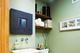 小空间用深色也很适宜，通体黑的墙砖搭配地砖，大方块的拼接大方得体，小空间里呈现出大气装饰感。适当白色的点缀，起到了提亮空间的装饰效果，一点装饰灯的加入满足照明需求的同时也能适当放大空间。转角处的浴缸设计，让空间更多了一份使用效果。浴缸、淋浴房都有了，这样的小浴室还有什么不满足！(实习编辑万琦)