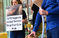 英国一善待动物组织行为艺术呼吁抵制鹅肝酱(图)