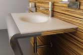 这间卫浴间是由意大利公司Componedo设计出来的，高质量的不锈钢配上木质材料将整间浴室体现出一种刚柔并济的美。简单的物品的摆设体现出简约的风格，巧妙的颜色搭配配上柔和的线条，让整间浴室看起来是那么的时尚。(实习编辑万琦)