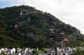 兴安县住建局城乡建设规划股股长蒋润平说，接到群众反映后，8月27日上午，该局相关领导曾到这座小区进行实地调查了解。这座山体上正在施工的项目并未在建设规划部门办理相关报建手续，属违法建筑。图为小区后山上围出一块山体，依山建起木楼、凉亭。