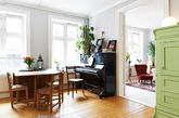 “木板、白色、藤椅、麻布袋、植物”来瞧瞧瑞典这间78平米的公寓是如何用关键字打造简单朴实的乡村风。大量木板营造温暖的居家气息，以白色为主要色调更有放大了空间的效果。拥有采光极佳大片窗户的三个方正房间，用不中断的穿透视线让你忘记隔间的存在，当门轻轻关上，又能创造自己的私密空间。(实习编辑万琦)