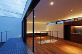 日本Apollo建筑工作室的一个名为”Ring”的作品，位于东京郊区的社区。犹如优雅的白色公寓的外观，周围有着环形的边框，或许也是ring的意思！非常规整的室内设计，有些前卫现代的风格，黑，白，深木。主卧室和浴室等位于一楼，而二楼则是厨房和客厅。对于注重隐私的日本人来说，缺失了阳台景观，换回了一面白色的墙景。（实习编辑张怡）
