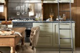 就如时装流行看巴黎时装周一样，Marchi Cucine也一直影响着欧洲家庭的厨房风格。1977年至今，该品牌利用木材、金属和石材设计出不同的厨房风格。一起来分享这个来自意大利品牌的最新设计作品吧。