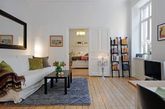 瑞典风格的家居设计通常非常舒适和实用。这套58平开放式的公寓就是这样一个绝佳案例，它位于美丽的Linnéstaden小城。这套公寓所在的建筑非常老旧了，但是室内设计非常新颖，居住空间非常舒适。四个朝西的窗户，使自然光线照进室内，让房间看起来更宽敞。白色墙壁木质地板，给人的印象非常清新自然。（实习编辑李丹）