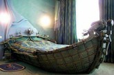 床不只是用来睡觉那么简单，它可以看起来很时髦、很新颖，满足你天马行空的想象。一个陪你走完一生三分之一路程的小伙伴，你怎么舍得只给它最寻常的关注？当然，你没时间也没精力，那就让设计师来帮帮你吧！这39款不同寻常的床，望一眼他们，生活怎么还会缺少灵感？（实习编辑张怡）