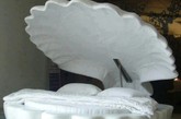 床不只是用来睡觉那么简单，它可以看起来很时髦、很新颖，满足你天马行空的想象。一个陪你走完一生三分之一路程的小伙伴，你怎么舍得只给它最寻常的关注？当然，你没时间也没精力，那就让设计师来帮帮你吧！这39款不同寻常的床，望一眼他们，生活怎么还会缺少灵感？（实习编辑张怡）