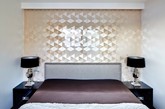 这座莫斯科52平方米住宅，开放式的空间和白色墙面显得空间明亮不拥挤，良好的采光更显通透，中性色调的空间用蓝色沙发，马赛克地毯，更显质感和成熟，还有一丝皇家的优雅和辉煌。