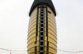 10月12日，位于北京CBD的正在建设中的人民日报新大楼一改往日的灰色外观，披上一层“土豪金”，金光灿灿，直插云霄。