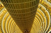 009年8月6日，上海，金茂君悦大酒店内庭，从54层看金碧辉煌的大厅内部，格外壮观。