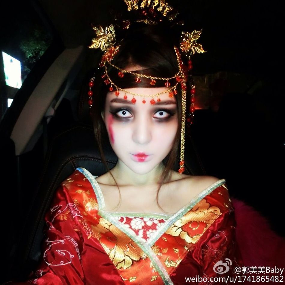 扮鬼比素颜更好看?郭美美万圣节自拍照酷似僵尸