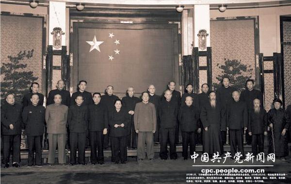 2013年年10月15日，是习仲勋诞辰100周年纪念日。本组图为习仲勋与历届中共中央领导人的珍贵合照。1953年1月，习仲勋被任命为中华人民共和国宪法起草委员会委员。1954年3月23日，宪法起草委员会第一次会议在北京举行。图为委员们合影，前排左起：黄炎培、郭沫若、彭德怀、陈云、周恩来、宋庆龄、毛泽东、刘少奇、李济深、张澜、董必武、沈钧儒、何香凝，后排右一为习仲勋。