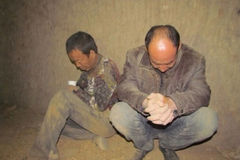 盗墓贼被困墓室25小时 报警后获救