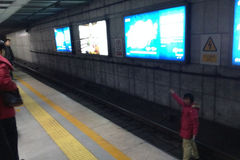 北京一女子地铁卧轨被强行抱出