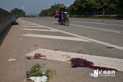 广州小车撞上电瓶车 殃及路人三死一伤 