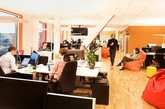 谷歌在斯德哥尔摩的办公室由来自Camenzind的设计师设计，与其他国家的办公室一样，在设计中极其注重与所在国家和城市的文化氛围相融合。同时轻松开放的空间又是这些办公室共有的特色，以保证每个角落都能是创意迸发的源泉。（实习编辑：李黎星）

