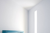 传统图案以鲜艳的颜色出现，为白色空间带来淡雅的视觉质感，配合 boing 超现代感的卫浴设施，EGUE Y SETA 成功的创造了一个良好集合功能性和展示性的优雅空间。（实习编辑：容少晖）