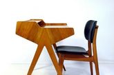 在本世纪中叶的时候，生活家具基本都由木材制成，原木书桌也随处可见，不过这种书桌大都显得笨重而老旧。而现在，几十年前风行的原木书桌在加入丰富的色彩、塑料材质的搭配和钢材的构件之后，也开始具备现代化的设计感，怀旧的同时也不失优雅品味。（实习编辑：李丹）