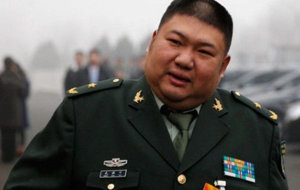 2010年7月20日，毛新宇晋升为少将，他是目前全军唯一的70后少将｡毛新宇在接受采访中表示：“我真的没有想到自己会当兵，更没有想到自己会当将军。所以，我人生第二个重大转变是入伍。2000年，我当时在中央党史研究室，报考了军事科学院的博士。读博士第一年，我入了伍。”（文字来源：《人民画报》）图为2013年毛新宇现身政协驻地。