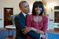 奥巴马夫妇的亲密合照