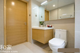 一个城市的公寓应设有一个独具城市风格的浴室。配有金属的瓷砖墙壁和亚光石材地板。这些元素之间的对比提升了整体灰色空间的视觉趣味。（实习编辑：容少晖）