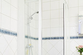 卫浴间以白色为主，地面瓷砖也选择了略带花纹低调的米色来衬托白色的浴室。避免视觉上的单一观感，深色调的地板无痕拼接活泼了白色卫浴间地面，斜拉的条纹铺贴丰富了空间美感。（实习编辑：容少晖）