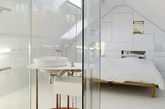 在极为有限的空间中搭建舒适的生活环境，由比利时的 m architecture 事务所设计，Suite nuptial 是一个仅30平米的小阁楼，客户需要一个独特的，适合自己需求的私人生活空间。m architecture 采用通透的设计来优化空间连续性，各种功能依次排列：1 梳妆、阅读空间，2 浴室，3 卧室。浴室在整个空间的中心，由完全透明的弧形玻璃围合，屋顶天窗能提供良好的自然光。
（实习编辑：容少晖）