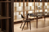 此次在米兰展出的是由爱马仕艺术总监Pierre-AlexisDumas发起的首个与当代杰出设计师合作的家具系列，本次的展品忠于手工艺精神，而且注重实用性与舒适度，简约优雅流露出高端品味。日本建筑师坂茂和法国时尚品牌爱马仕合作设计的一座纸管房子，也延续了坂茂一直的风格，全部是用纸质材料建造。经坂茂设计的全新纸管柱子取代了传统的木柱，并用来支撑周边的墙体。一系列波浪形的纸板穿过这些纸管“柱子”，在整个空间中流动，并作为隔墙为使用者提供了必要的私密性。这些家具将和坂茂的纸管建筑一同创造一个真实而温馨的居家环境。（实习编辑：容少晖）