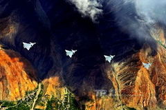 歼10和歼11战机编队飞越崇山峻岭