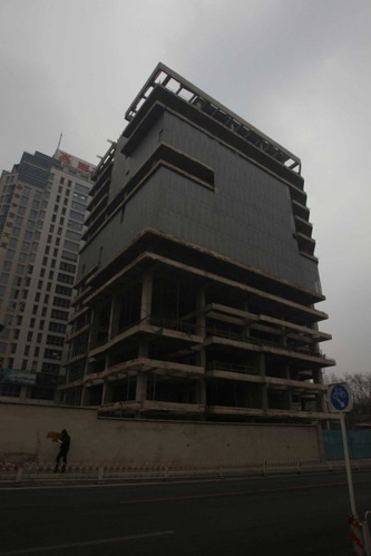 北京繁华东二环矗立几十米高烂尾楼 搁置七年无人问津