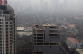 北京东二环路边上，一座几十米高的大楼烂尾七八年。（实习编辑李丹）