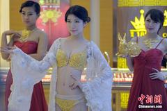 模特身着价值百万黄金内衣走秀