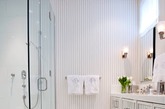 独特的地面铺装能给你的浴室增加个性。在这些例子里，都是通过瓷砖设计来表现其特色的，或选用不同颜色的瓷砖，或选用不同形状的瓷砖，因此实际操作起来并不困难。（实习编辑：容少晖）