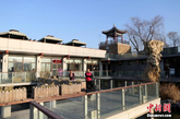 图为1月15日，市民在北京紫竹院公园问月楼附近晨练。（实习编辑李丹）