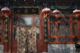2014年1月15日，北京北海公园，市民在已经停业的乙十六御膳堂朝内探望。（实习编辑李丹）