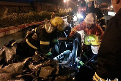 90后驾保时捷撞上洒水车身亡