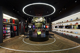 店铺入口处和中央的两个展台分别陈列 Nike Basketball 和 Jordan Brand 当季精品，同时搭配巨型荧幕播放宣传片。地板则特别设计为老式篮球馆的人字形拼花，并描上球场的界线。球衣模特以手抓篮球或是投篮姿势被放立在特别位置，角度对应高处特设的篮筐，相信爱篮球的同学走进店内定会激动得血脉喷张吧。（实习编辑：容少晖）