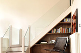 白色的楼梯，透明的玻璃，简洁美丽的楼梯无疑是家中的亮点之一，但楼梯下的三角空间，你想过怎么用了吗？隔板制成的书架，灵活地将畸形空间得以利用，将自己爱的书放在此地，摆上一张靠椅，闲暇时阅读空间来的就这么的简单。
（实习编辑：容少晖）