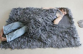 地毯可以让居家环境更觉柔软与舒适，搭配得当也可成为居家装饰的重要原素！而地毯的样式与图滕，有时就像壁纸一样，让人难以选择。且看这些创意地毯，除了地毯的基本功能，还有另类的造型设计。（实习编辑李丹）