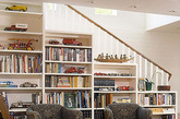 书架就像楼梯一样层层的阶梯，划分着相对独立的空间，又有着连接性，复古的沙发融合进了这个美妙的空间，看看自己的展示品，或者交谈又或者看书。
（实习编辑：容少晖）