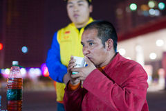 农民工骑自行车回家过年 