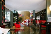 位于伦敦的CitizenM酒店，无论是家具的选择搭配和软饰的装潢都散发出强烈的英伦气息。
    让人意外的是，这座英伦风味十足的酒店却完全采用瑞士家具品牌Vitra的设计师作品，这也是Vitra与CitizenM合作的设计酒店之一。（实习编辑：李黎星）