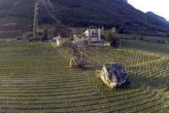 一块巨石摧毁村庄