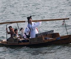 杭州男子为赚回头率扮白娘子逛西湖