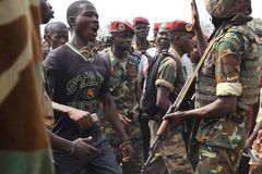 中非士兵私刑处死叛军画面