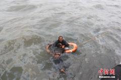 珠江口遇险船员被救画面
