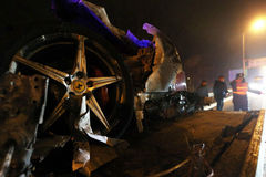 北京：法拉利机场高速瞬间粉碎