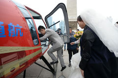 重庆小伙乘直升机求婚